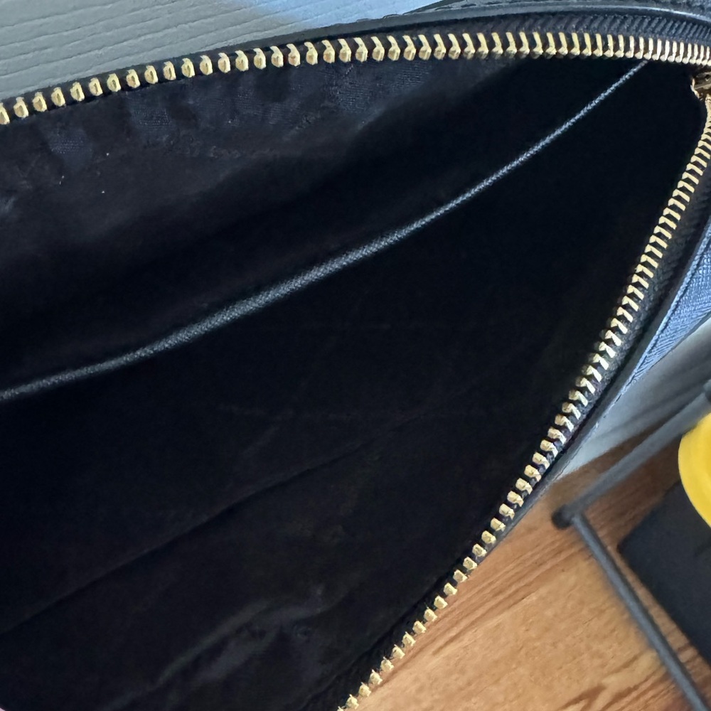 Michael Kors Black Shoulder Bag with Gold Chain - Picture 4 of 5